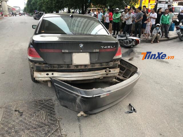 Cản sau của chiếc BMW 7-Series bung ra