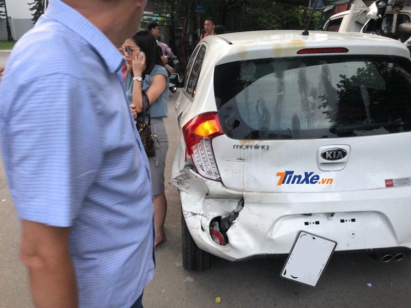Chiếc BMW 7-Series tông vào đuôi Kia Morning chạy cùng chiều