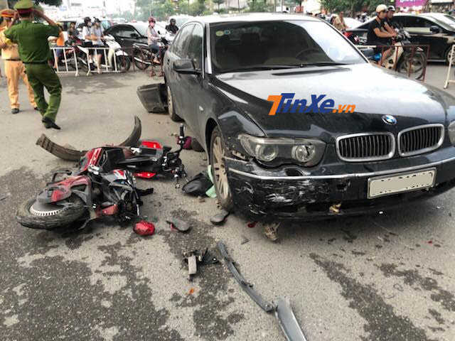 Chiếc BMW 7-Series bị biến dạng đầu xe