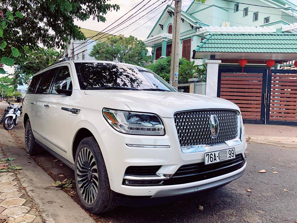 Giá lăn bánh cho chiếc Lincoln Navigator 2018 khi ra biển trắng được cho rơi vào khoảng 500.000 USD, tương đương 11,63 tỷ đồng