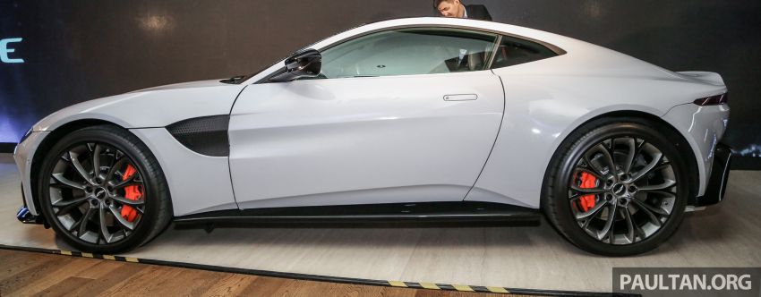 Aston Martin V8 Vantage 2018 có nắp capô dài và vuốt xuống cùng cửa sổ nằm thấp Aston Martin V8 Vantage 2018 có nắp capô dài và vuốt xuống cùng cửa sổ nằm thấp