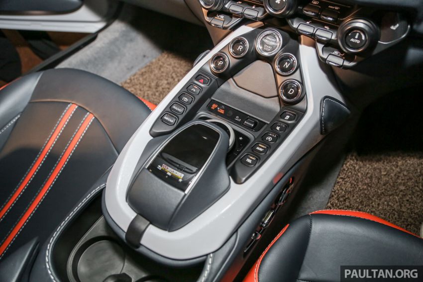 Cụm điều khiển trung tâm của Aston Martin V8 Vantage 2018 Cụm điều khiển trung tâm của Aston Martin V8 Vantage 2018