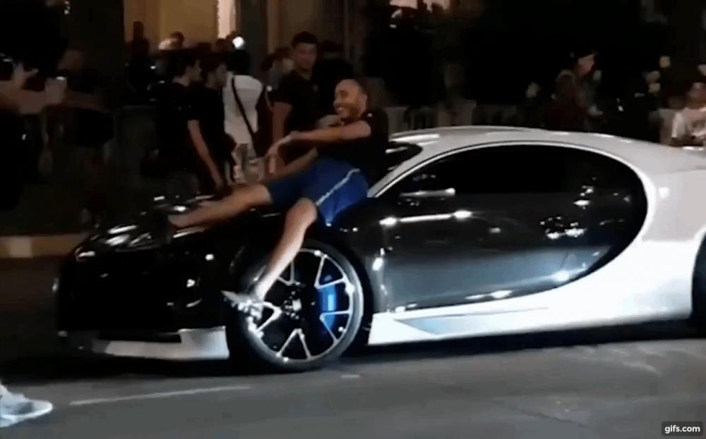Người đàn ông trèo lên nắp capô siêu xe Bugatti Chiron của đại gia Trung Đông để chụp ảnh Người đàn ông trèo lên nắp capô siêu xe Bugatti Chiron của đại gia Trung Đông để chụp ảnh
