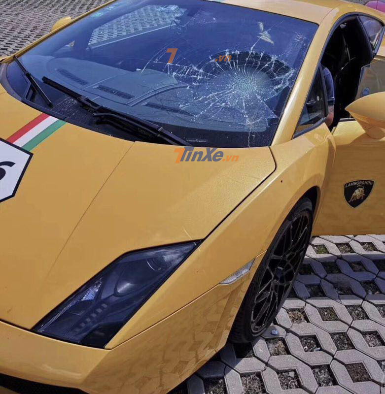 Kính chắn gió siêu xe Lamborghini Gallardo bị nứt do nam thanh niên ngồi lên