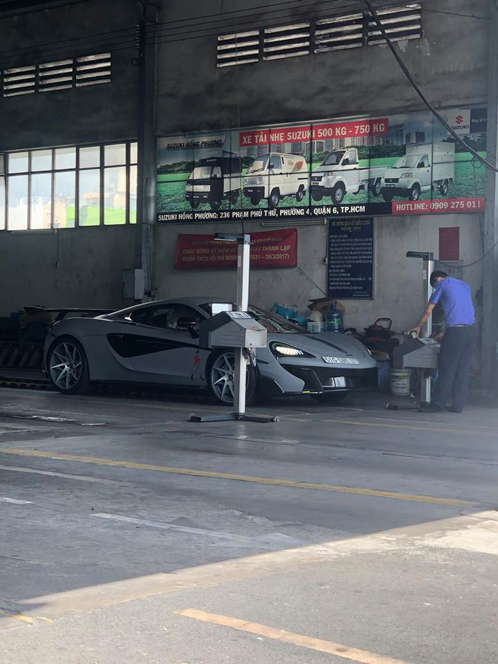 McLaren 570S màu xám ghi độc nhất Việt Nam đã được ông chủ công ty nhập khẩu tư nhân quận 5 cho ra biển trắng