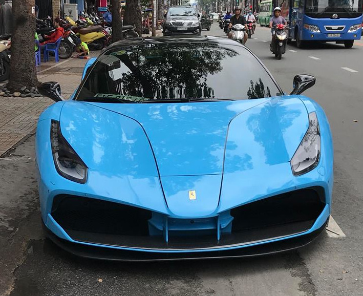 Cận cảnh bộ áo màu xanh ngọc trên siêu xe Ferrari 488 GTB độ body kit SVR độc nhất Việt Nam