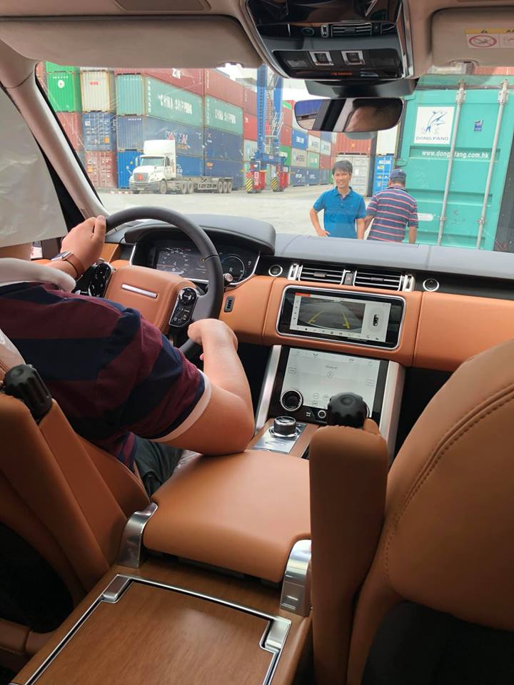 Nội thất Range Rover Autobiography P400e 2018 đầu tiên cập bến Việt Nam bọc da nâu nhật, gỗ ốp cùng màu với ghế ngồi