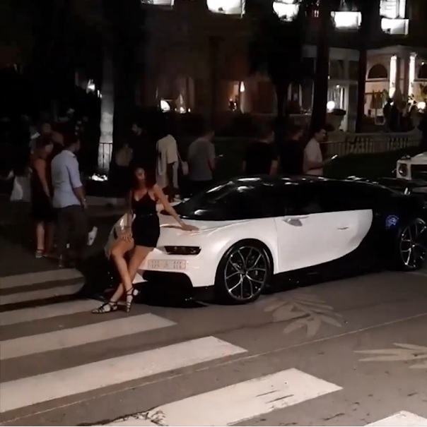 Ngay sau khi người đàn ông rời đi, một phụ nữ cũng tranh thủ ngồi lên đầu siêu xe Bugatti Chiron để chụp ảnh