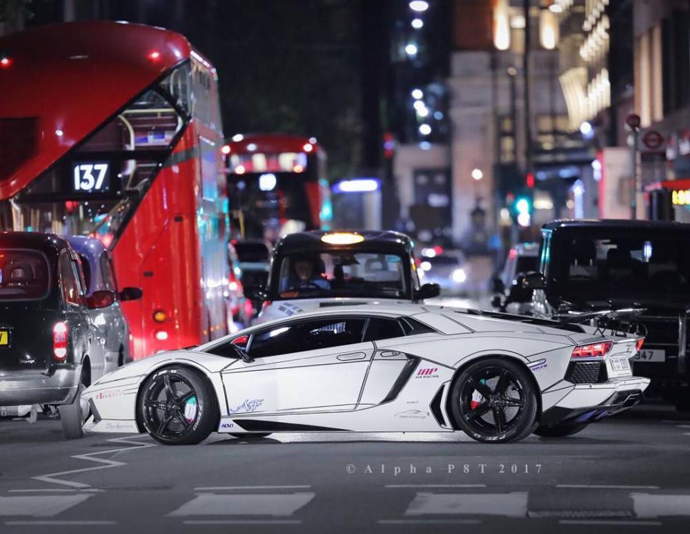 Đại gia Dubai đích thân đi đón chiếc Lamborghini Aventador LP760-2 về nhà