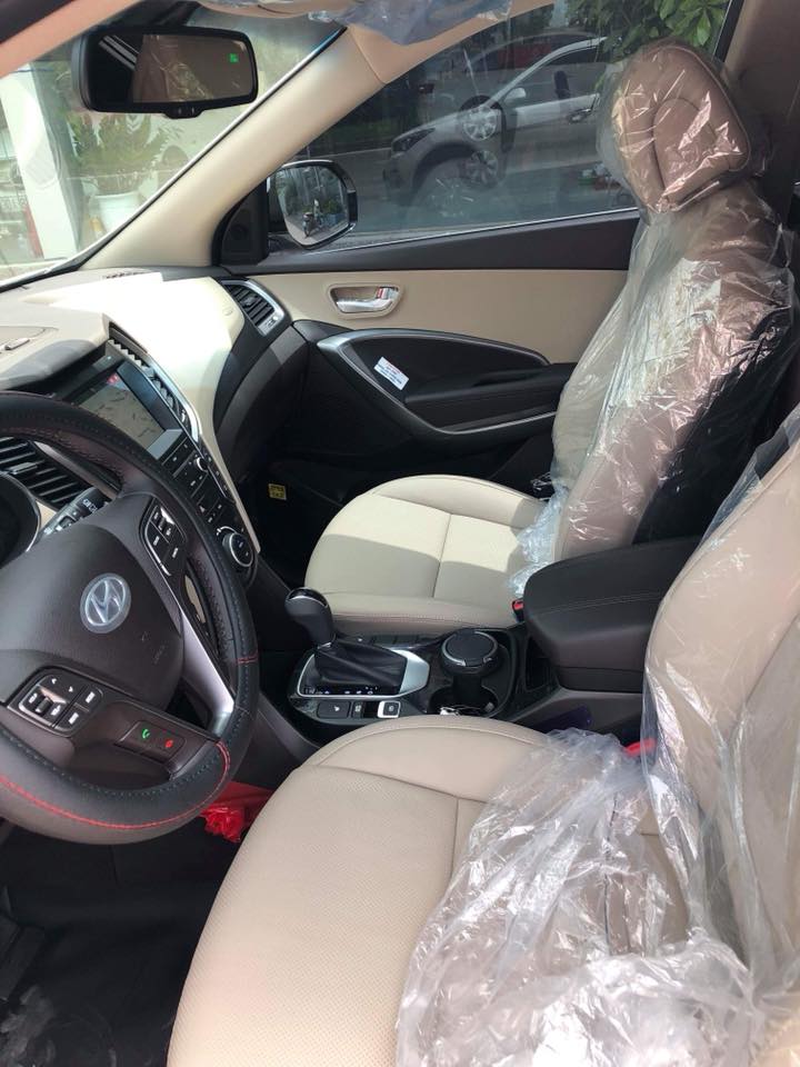 Chiếc xe có nội thất bọc da cùng nhiều trang thiết bị tiện nghi. Nhiều chi tiết bọc nilon của chiếc xe còn chưa được bóc ra. Chiếc xe có nội thất bọc da cùng nhiều trang thiết bị tiện nghi. Nhiều chi tiết bọc nilon của chiếc xe còn chưa được bóc ra.