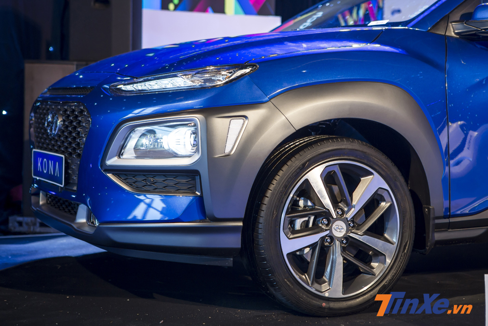 Ở phiên bản 1.6L Turbo, Hyundai Kona được trang bị bộ vành đa chấu kích thước 18 cùng bộ lốp kích thước 235/45R18.