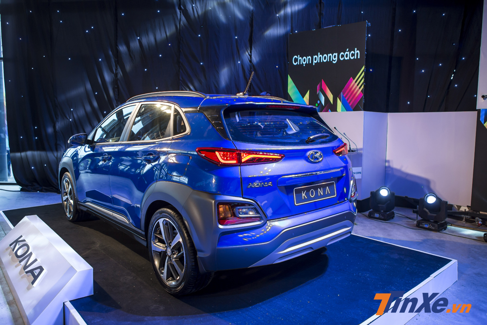 Nhìn từ phía sau, Hyundai Kona cũng khá ấn tượng với thiết kế đèn hậu trên cao và cụm xi-nhan, đèn lùi được tách rời và đặt ở vị trí thấp hơn.