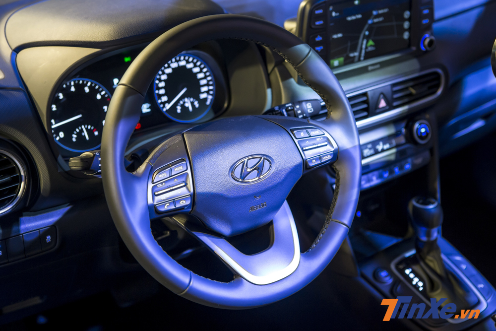 Vô-lăng của Hyundai Kona được tích hợp nhiều nút bấm bao gồm cả hệ thống điều khiển giải trí và kiểm soát hành trình Cruise Control.