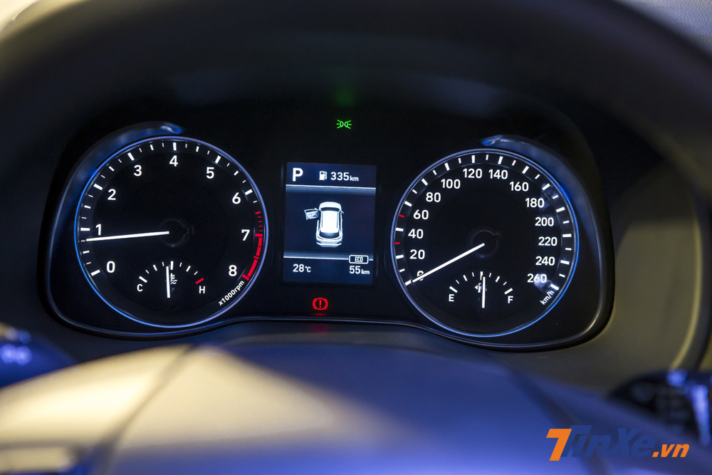 Phía sau vô-lăng là đồng hồ hiển thị trung tâm với 2 đồng hồ cơ và một màn hình điện tử hiện thị đa thông tin. Đây là thiết kế khá quen thuộc của dòng xe crossover cỡ nhỏ hạng phổ thông hiện nay.