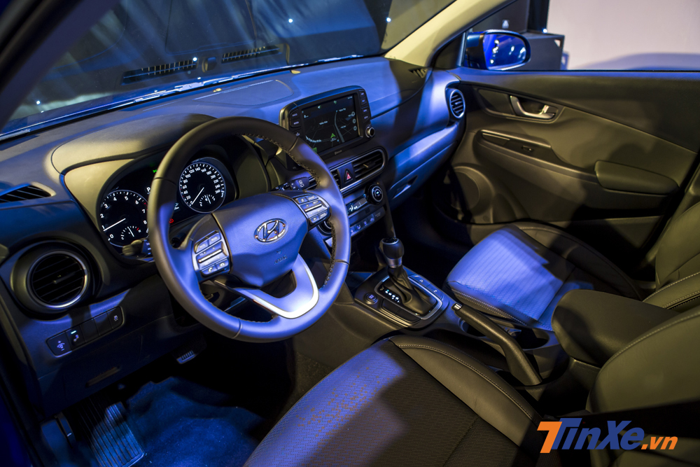Bên trong Hyundai Kona là không gian nội thất được bọc da, vô-lăng ba chấu bọc da và nhiều tính năng tiện nghi giải trí.