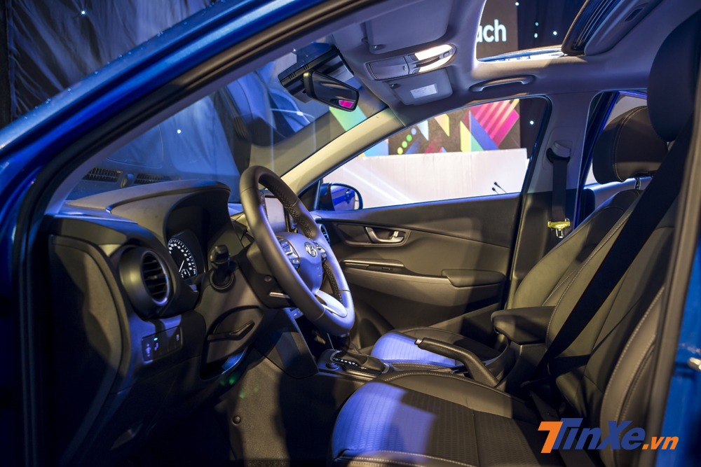 Trên phiên bản Hyundai Kona 1.6L Turbo, khách hàng sẽ được sở hữu thêm cửa sổ trời và hệ thống sạc không dây chuẩn Qi.
