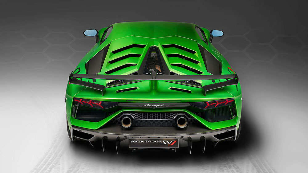 Lamborghini Aventador SVJ được trang bị cánh gió đuôi bằng sợi carbon