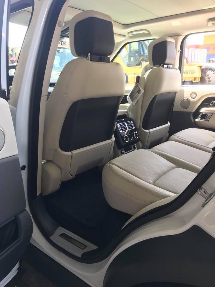 Nội thất Range Rover HSE đời 2018 mới về Việt Nam mang màu kem. Ngoại thất xe sơn màu trắng