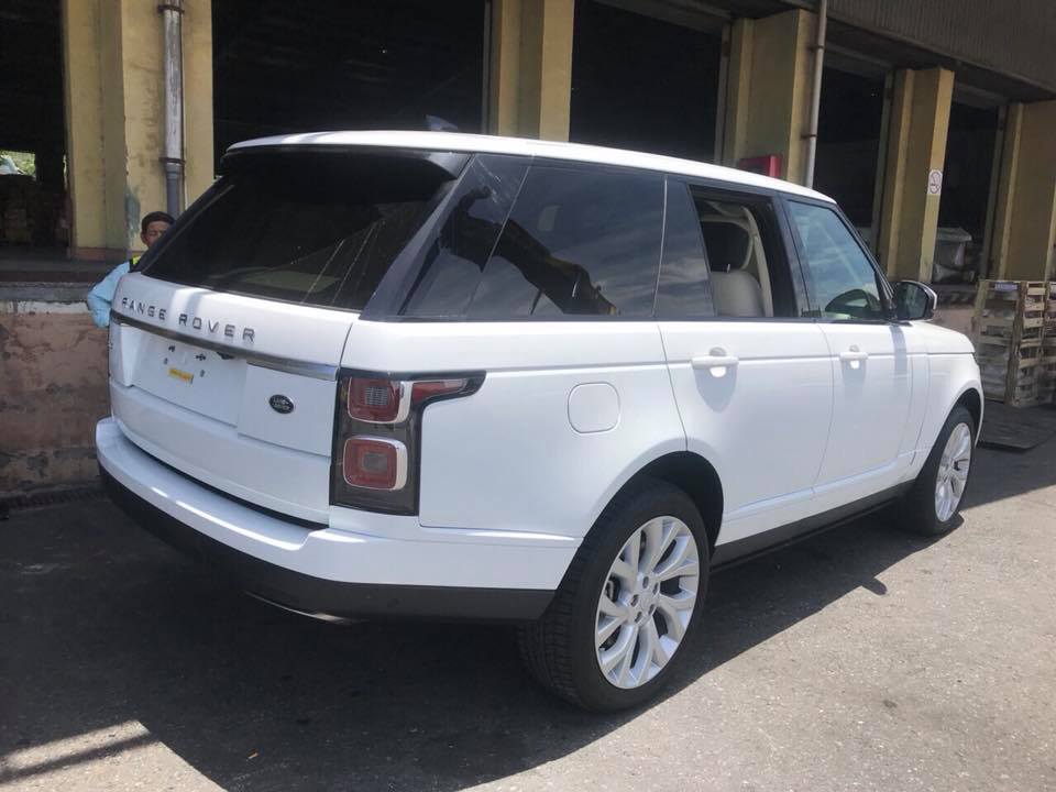 Chiếc SUV hạng sang Range Rover HSE 2018 mới được đưa về nước thuộc phiên bản động cơ 3.0 lít