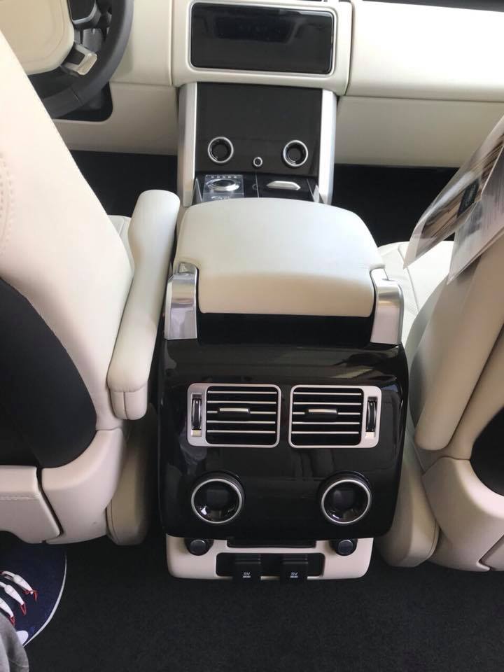 Nội thất của Range Rover HSE đời 2018 có thêm trang bị mới là 2 màn hình cảm hứng 10 inch tương tự như Velar