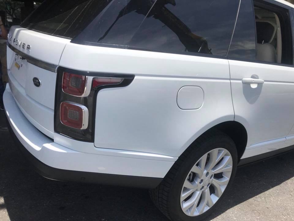 Range Rover HSE đời 2018 được nâng cấp lại ngoại hình từ lưới tản nhiệt, ống xả cho đến đèn pha/hậu mới