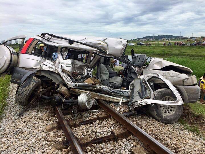 Chiếc Ford Everest bị tàu hỏa đâm và kéo lên 150 m