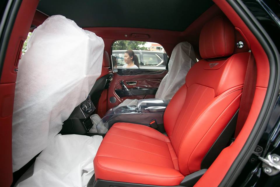Nội thất chiếc Bentley Bentayga V8 đầu tiên cập bến Campuchia bọc da cao cấp màu đỏ đun