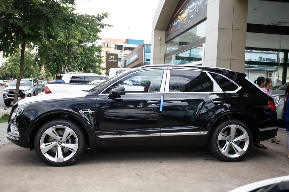 Ngoại thất xe có thiết kế không khác gì so với Bentley Bentayga bản W12