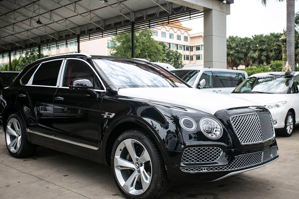 Bentley Bentayga sử dụng động cơ V8 đầu tiên có mặt tại xứ sở chùa tháp mang màu sơn đen bóng
