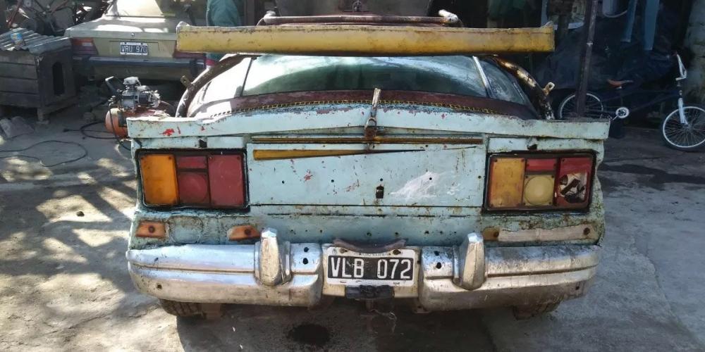 Kể ra thì cũng đáng khen cho người đàn ông Argentina đã tự tay thiết kế và chế tạo xe từ 40 năm trước