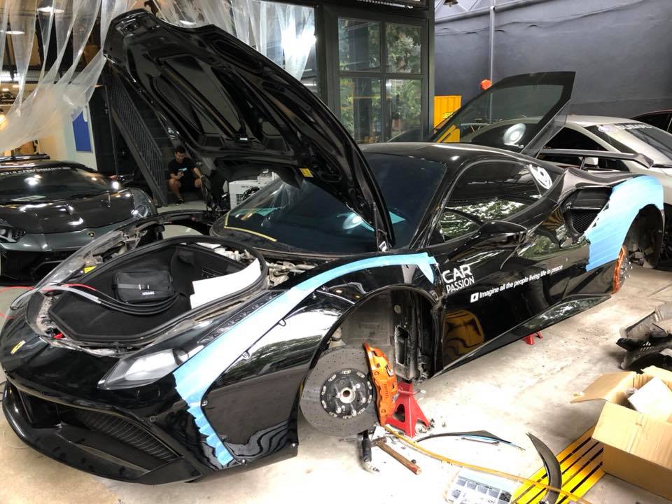 Ferrari 488 GTB đang được thợ Nhật Bản độ Liberty Walk