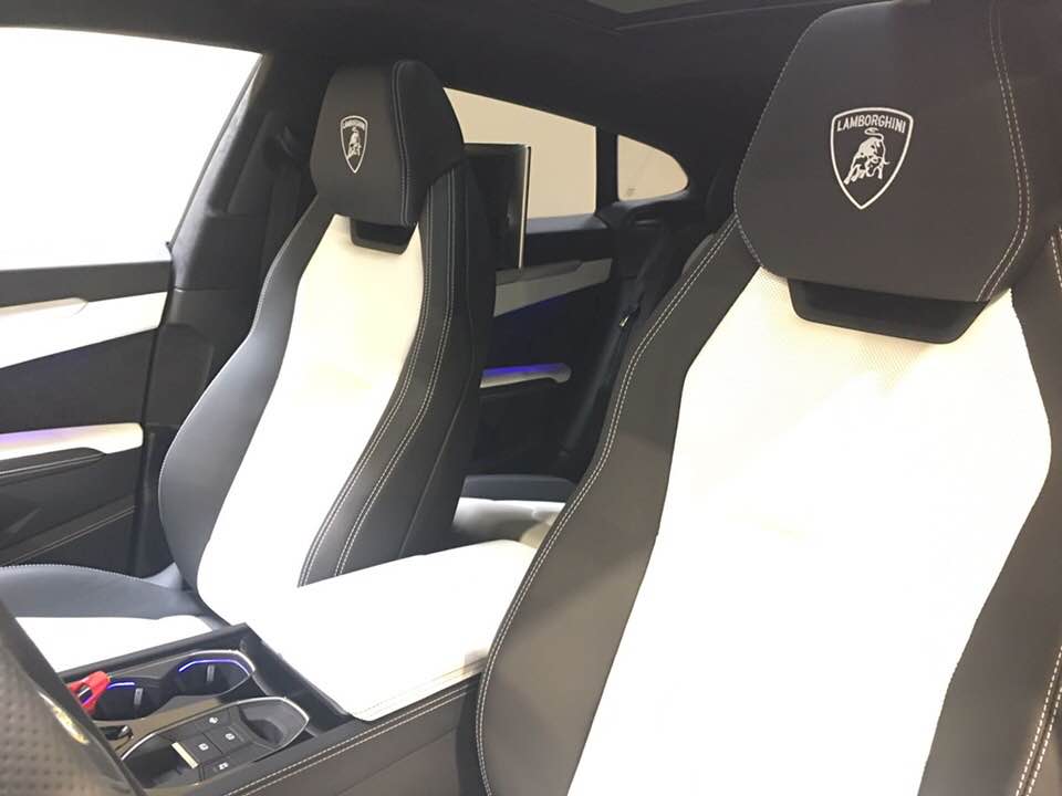 Bên trong khoang lái siêu SUV Lamborghini Urus đầu tiên tại xứ sở chùa tháp có nội thất bọc da 2 màu tráng-đen