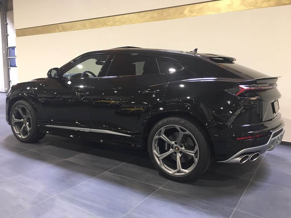 Siêu SUV Lamborghini Urus đầu tiên cập bến Campuchia có ngoại thất sơn màu ghi sáng