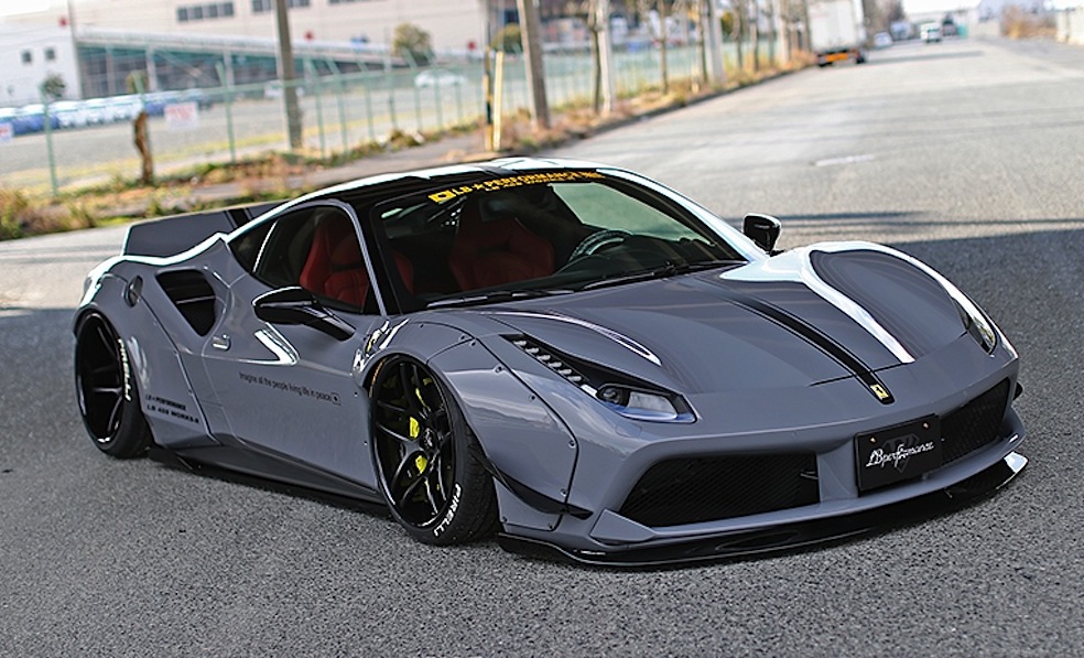 Đây là 1 chiếc Ferrari 488 GTB sau khi độ Liberty Walk