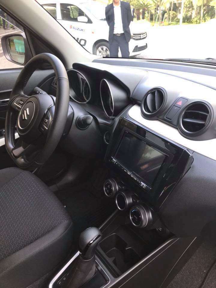 Nội thất có phần lịch sự hơn với màn hình trung tâm cảm ứng, điều hoà tự động 1 vùng, ghế da pha nỉ,... Nội thất có phần lịch sự hơn với màn hình trung tâm cảm ứng, điều hoà tự động 1 vùng, ghế da pha nỉ,...