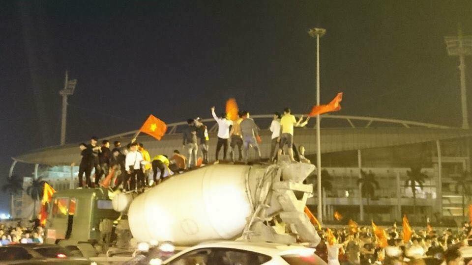 Thậm chí, có những người còn liều lĩnh hơn khi đứng cả lên xe trộn bê tông như thế này