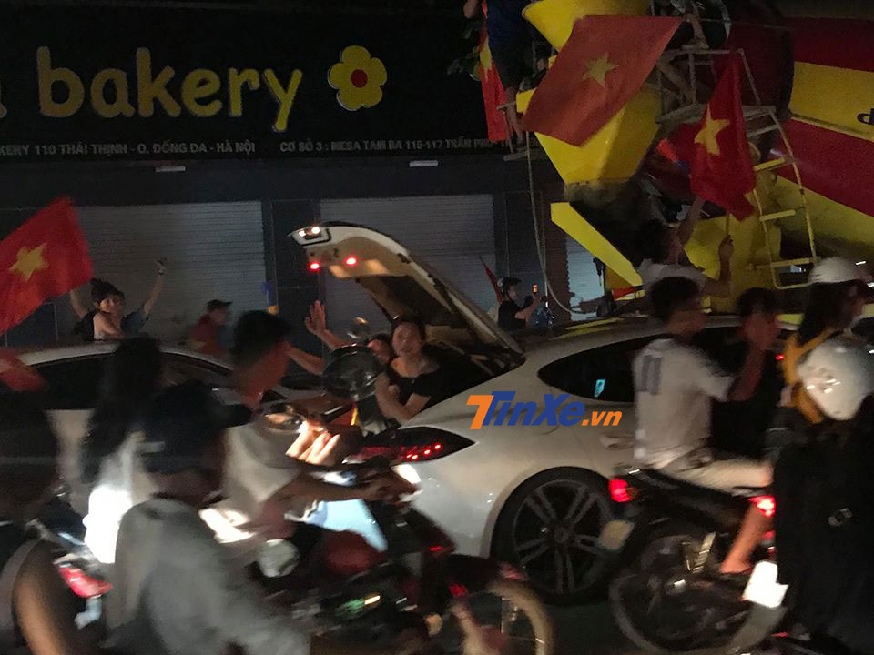 Một nhóm người ngồi trong cốp sau của chiếc xe sang Porsche Panamera, bất chấp nguy hiểm