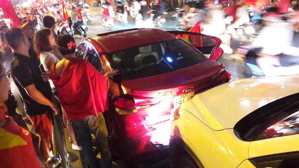 Ở một diễn biến khác, tại chân cầu vượt Tây Sơn đã xảy ra vụ tai nạn giữa 2 ô tô