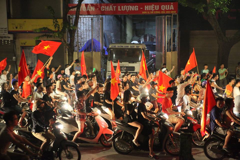 Không ít người đi bão mà quên đội mũ bảo hiểm