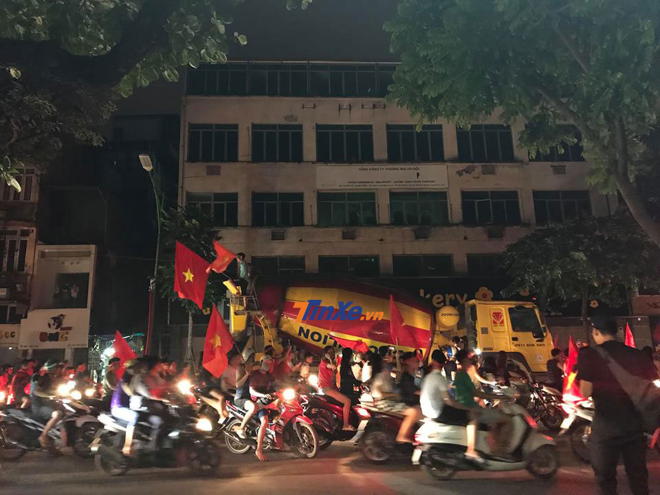 Ngay cả những chiếc xe trộn bê tông cũng hòa vào dòng người đi bão