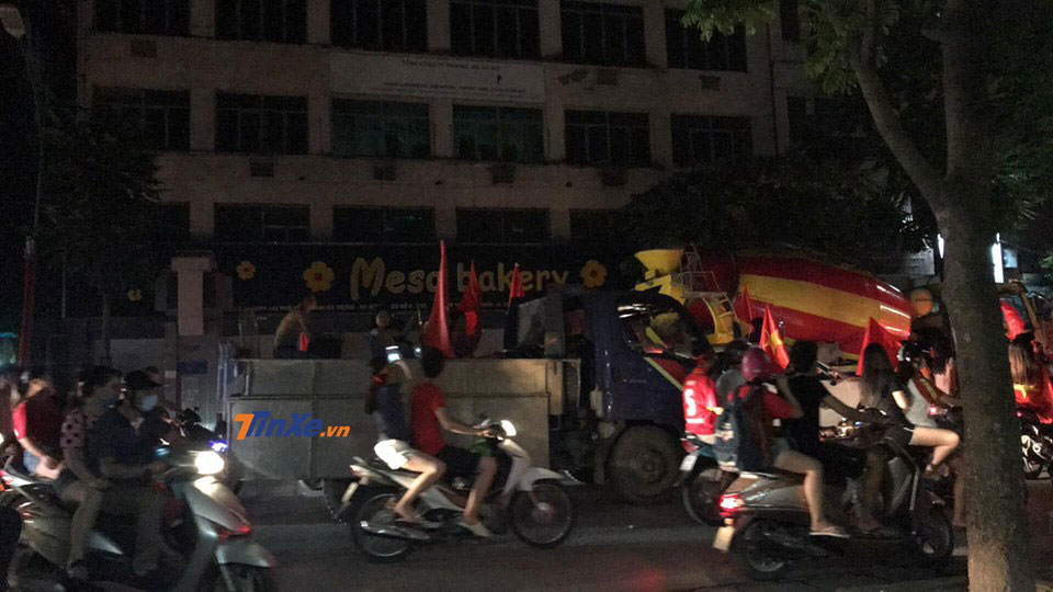 Nhóm khác lại ngồi trên thùng sau của xe tải và hòa vào dòng người hướng về hồ Hoàn Kiếm