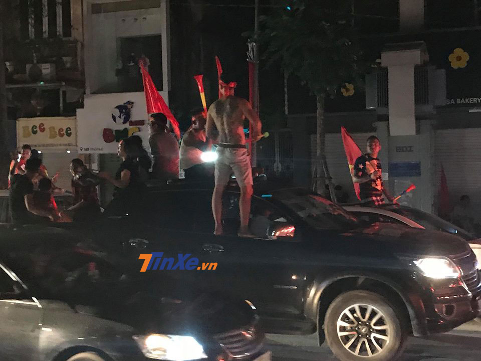 Hình ảnh người ngồi trên thùng xe bán tải như thế này không hiếm trong đêm ăn mừng chiến thắng của U23 Việt Nam