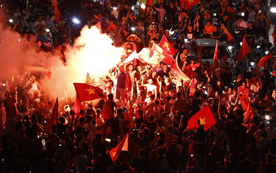 Người dân tập trung tại khu vực hồ Hoàn Kiếm để cùng nhau ăn mừng thành tích ấn tượng của đội bóng nam nước nhà