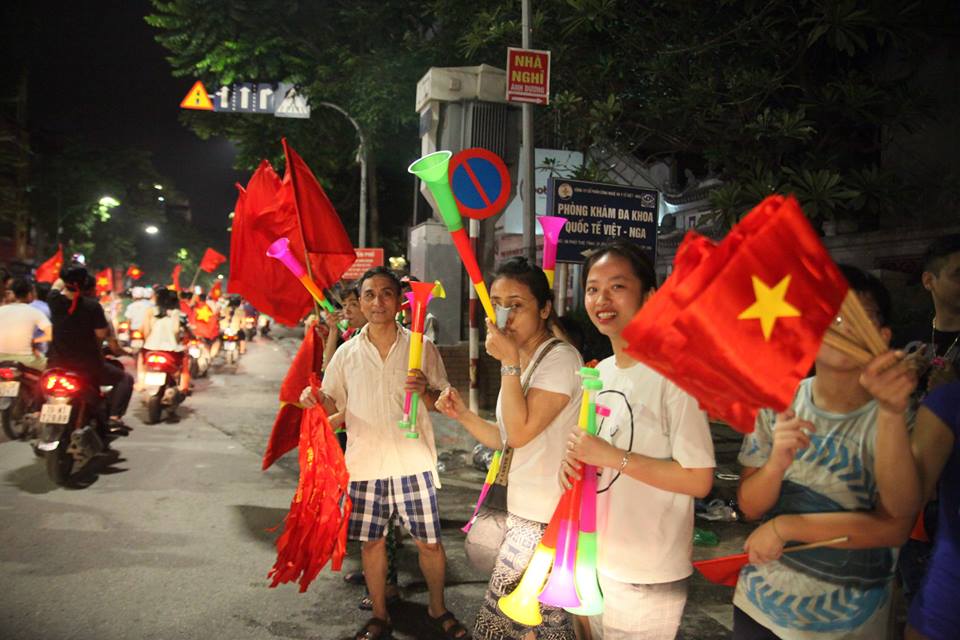 Một số người tranh thủ ra đường bán cờ và kèn