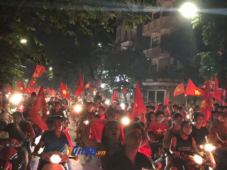 Dòng người đi trên phố Huế, hướng về hồ Hoàn Kiếm để ăn mừng chiến thắng của đội tuyển U23 Việt Nam