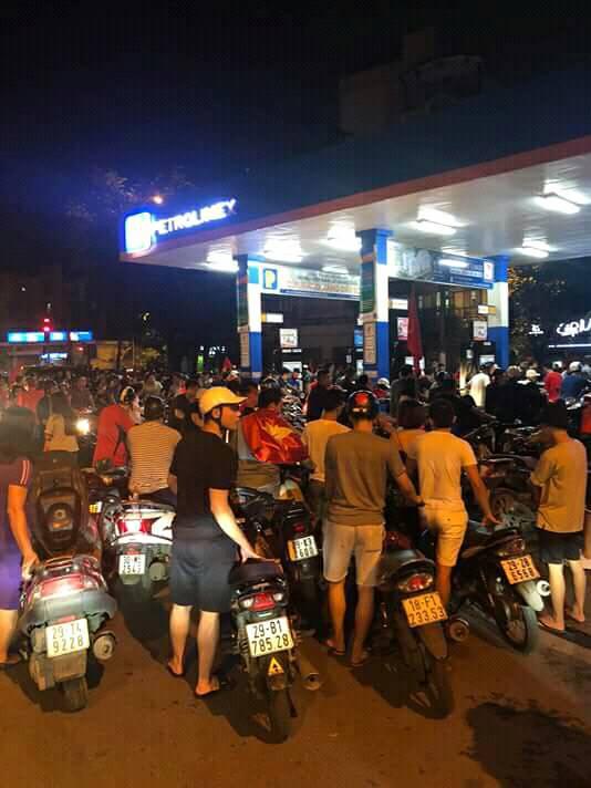 Dòng người xếp hàng ở cây xăng dù đã tối muộn