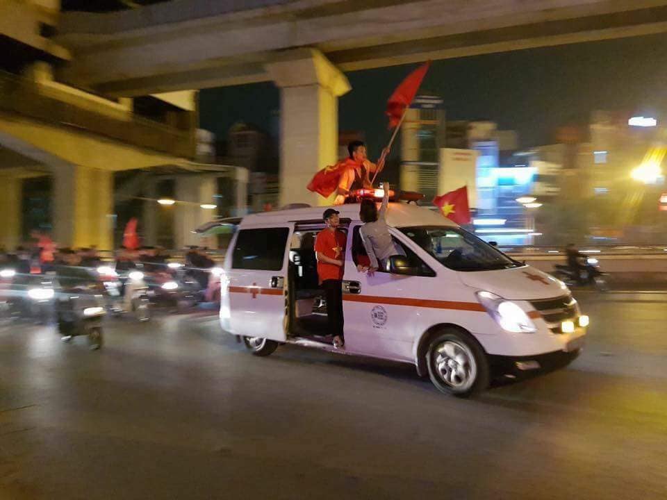 Khi đội tuyển nước nhà chiến thắng thì xe cứu thương cũng được dùng để đi bão