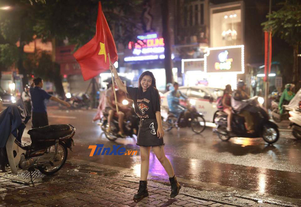 Olympic Việt Nam thua trận 1-3, người dân Hà thành vẫn ra đường cỗ vũ dưới trời mưa lớn