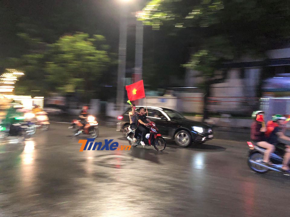 Olympic Việt Nam thua trận 1-3, người dân Hà thành vẫn ra đường cỗ vũ dưới trời mưa lớn