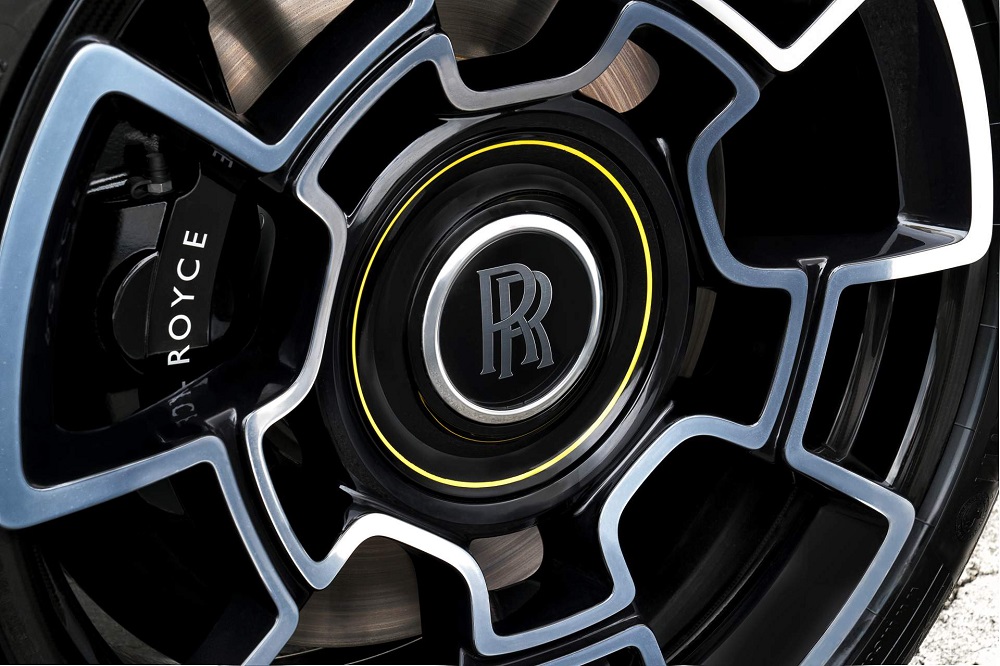 Bộ vành bằng sợi carbon và nhôm của chiếc Rolls-Royce Dawn Black Badge